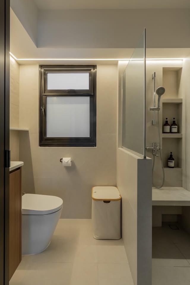 Contemporary Bathroom with Rainshower and Showers