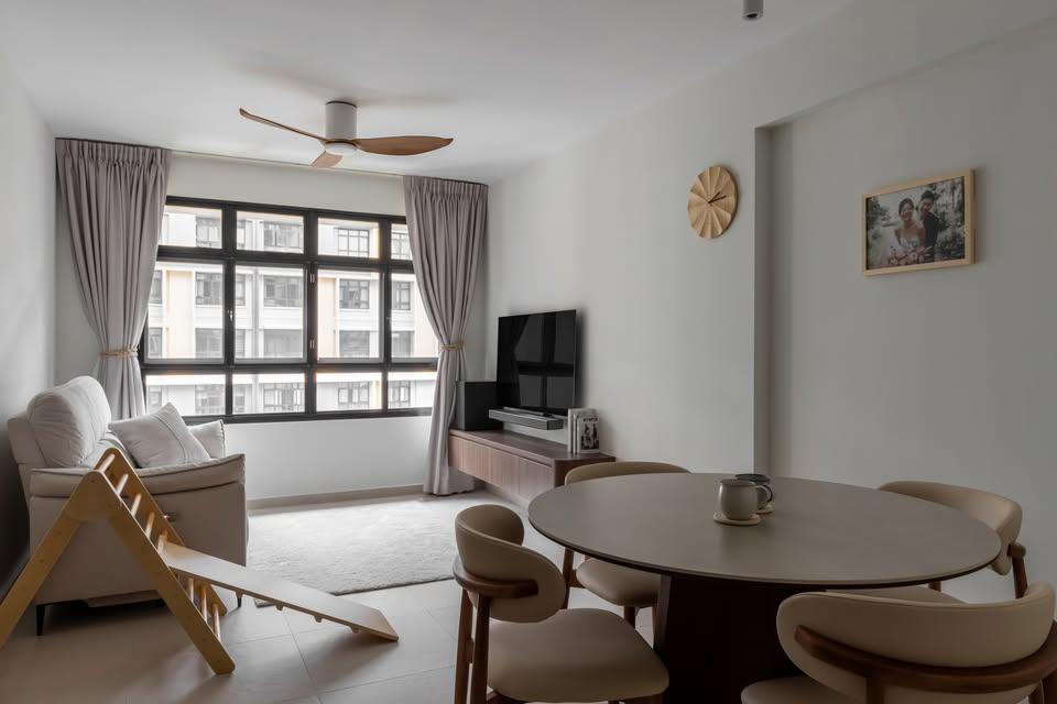 Contemporary Dining Room with Dining Table and Dining Chairs