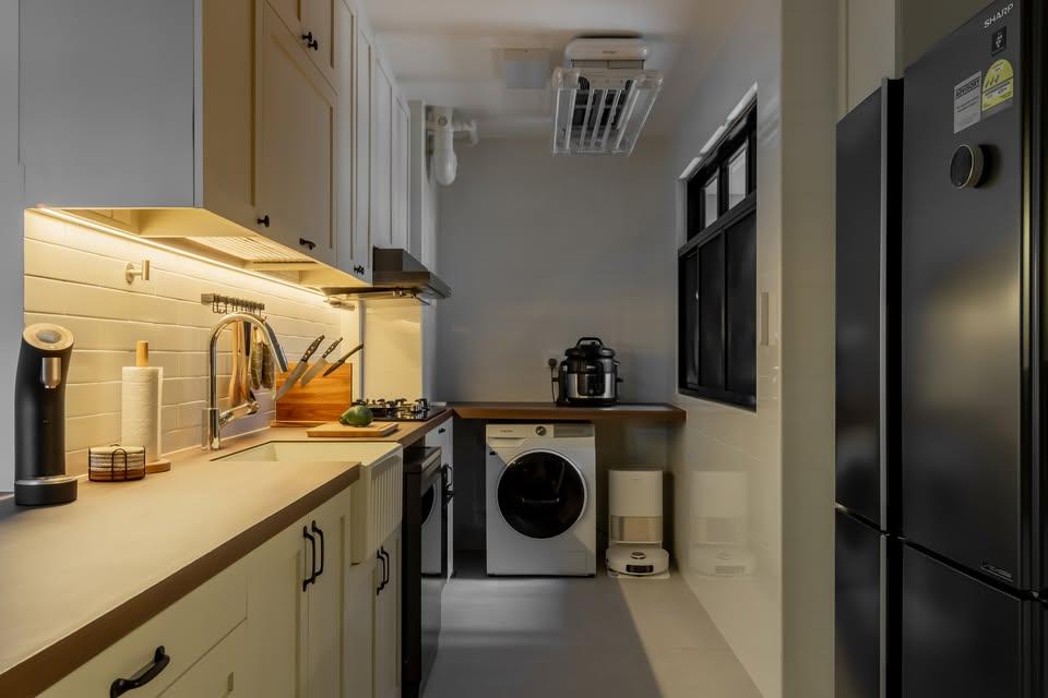 Contemporary Kitchen with Kitchen Tap and Kitchen Cabinets