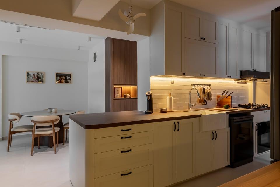 Contemporary Kitchen with Kitchen Accessories and Kitchen Tap