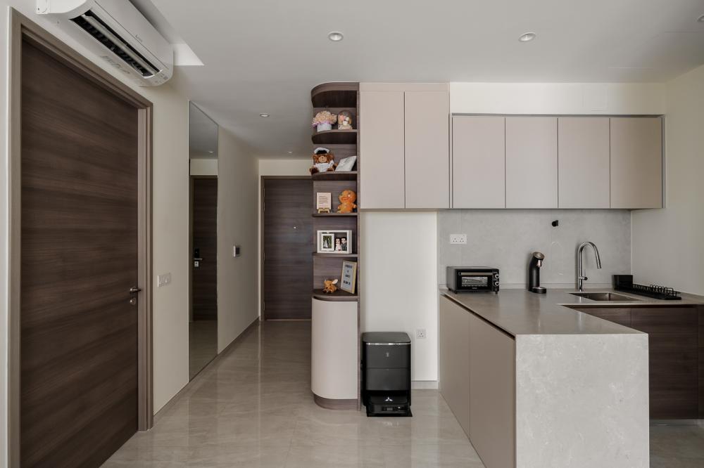 Modern Kitchen with Homogeneous Tiles and Open Kitchen