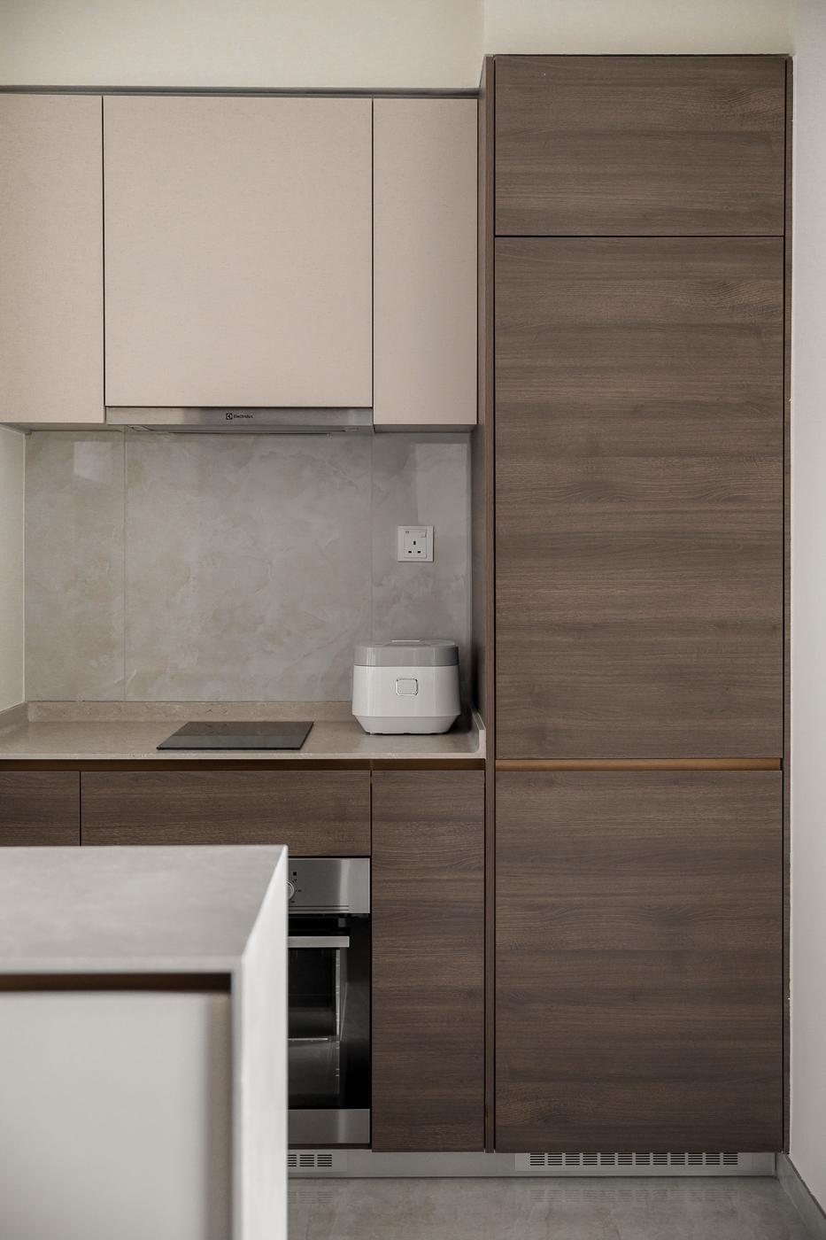 Modern Kitchen with Kitchen Backsplash and Kitchen Cabinets