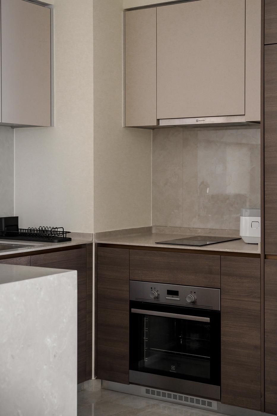 Modern Kitchen with Homogeneous Tiles and Open Kitchen