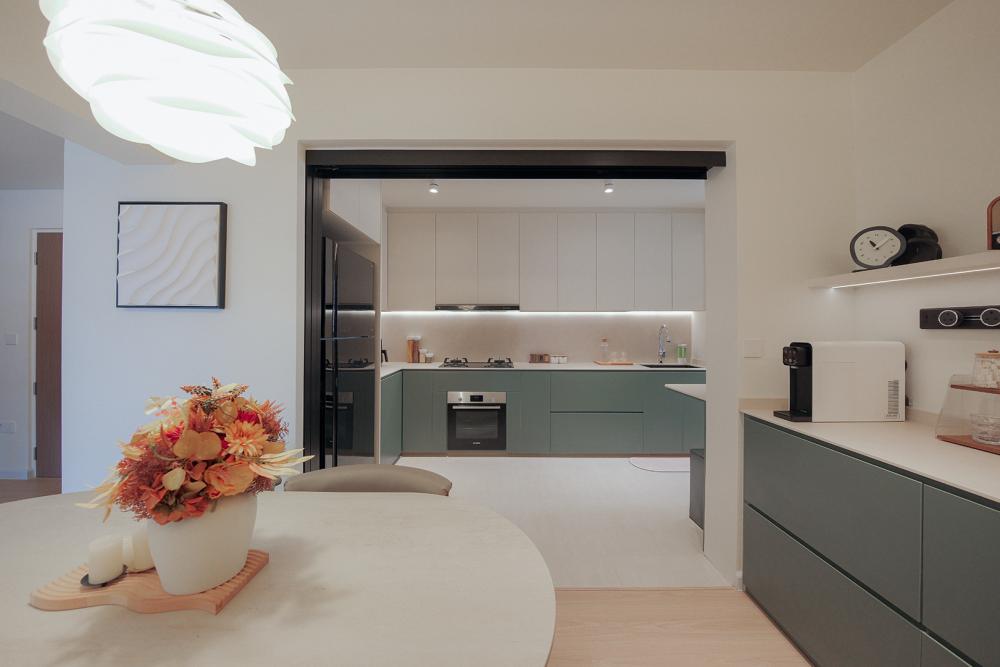 Contemporary Kitchen with Homogeneous Tiles and Herringbone Tiling