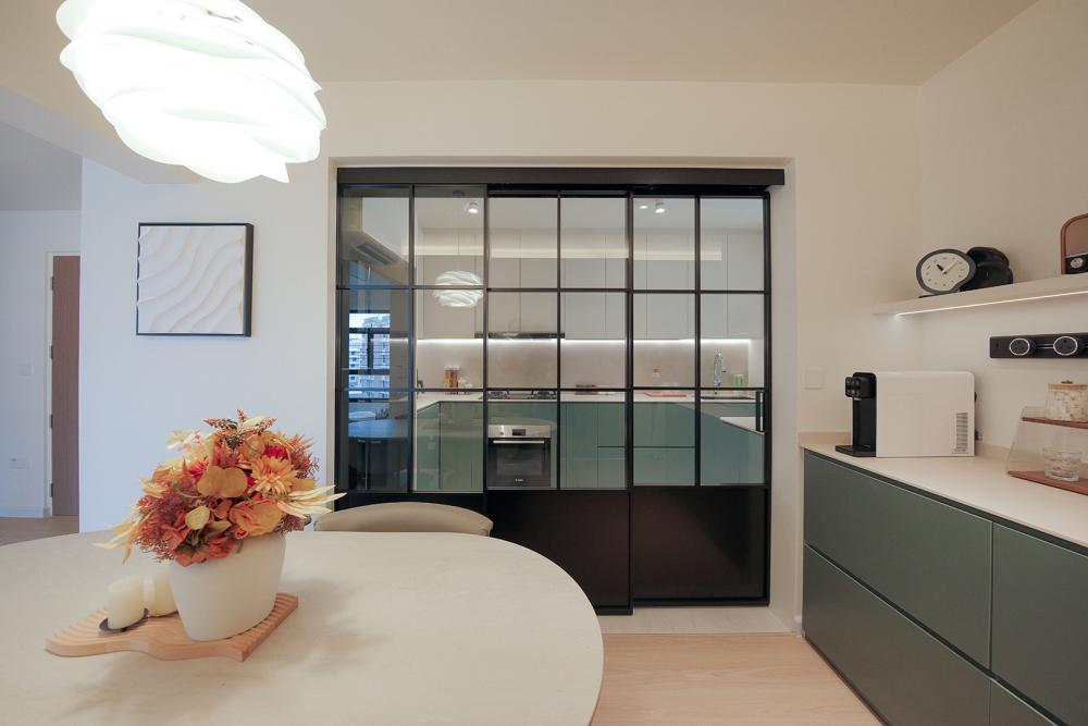 Contemporary Kitchen with Vinyl Flooring and Homogeneous Tiles