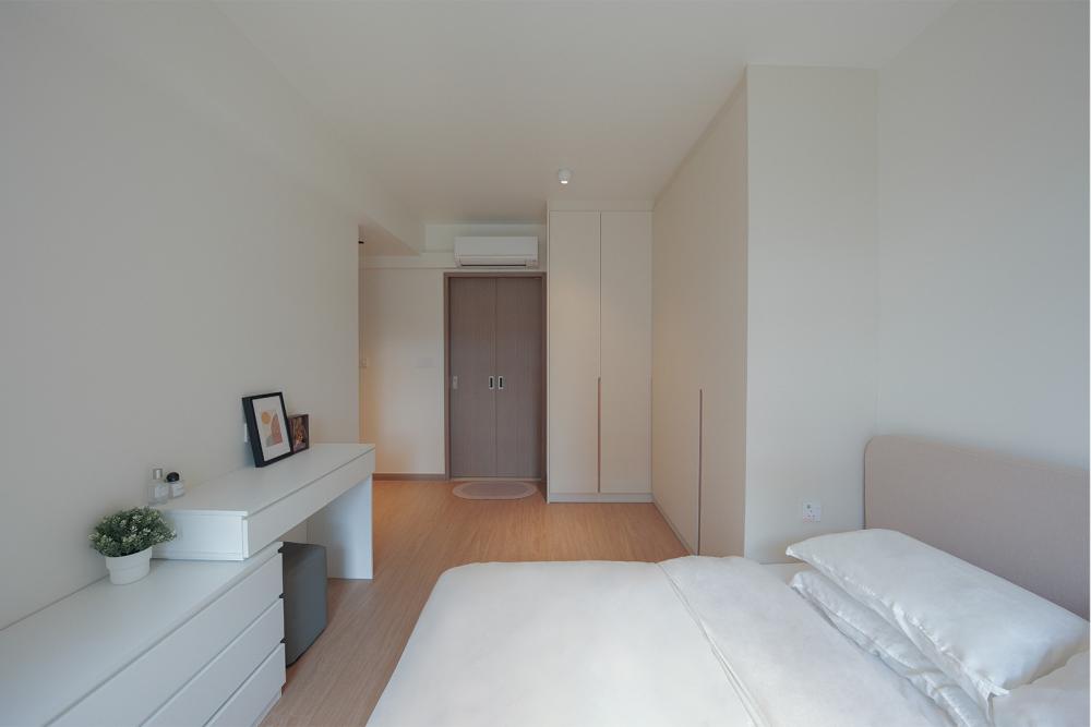 Contemporary Bedroom with Queen Bed and Bed
