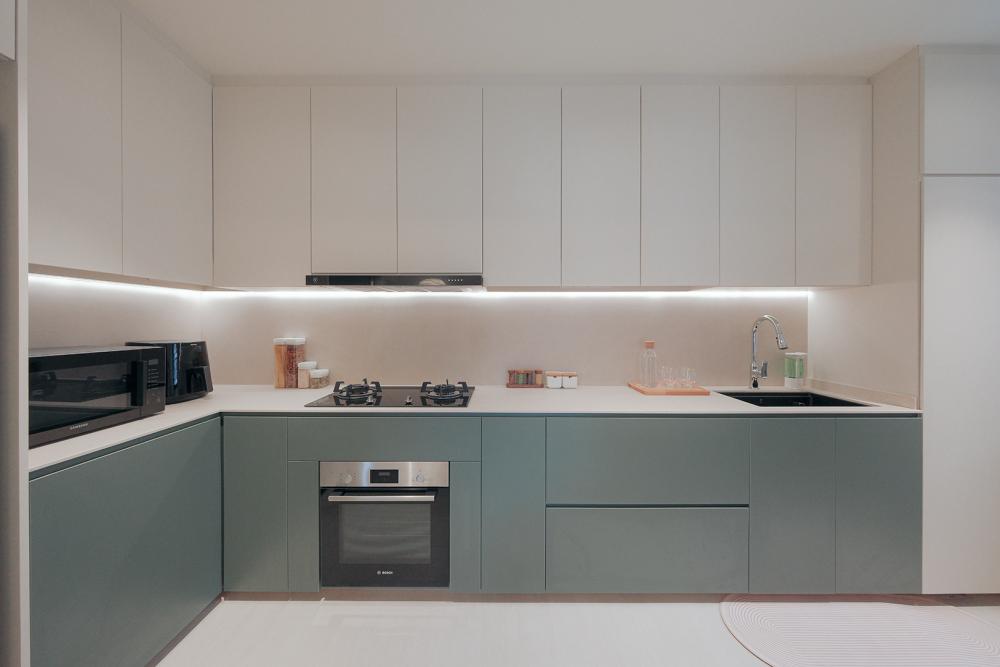 Contemporary Kitchen with Vinyl Flooring and Homogeneous Tiles