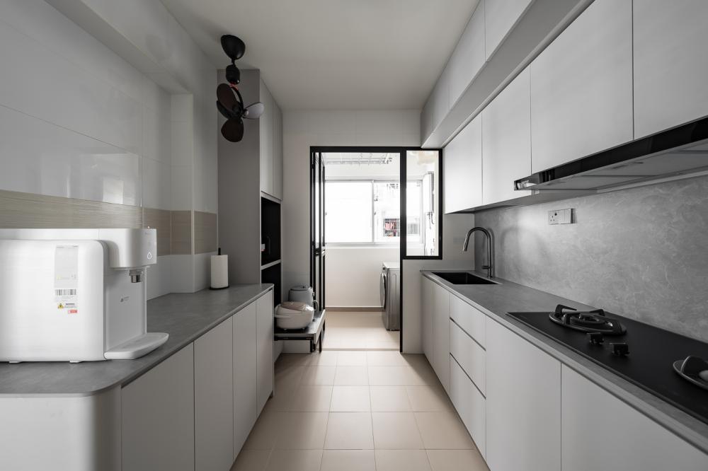 Modern Kitchen with Countertop and Homogeneous Tiles