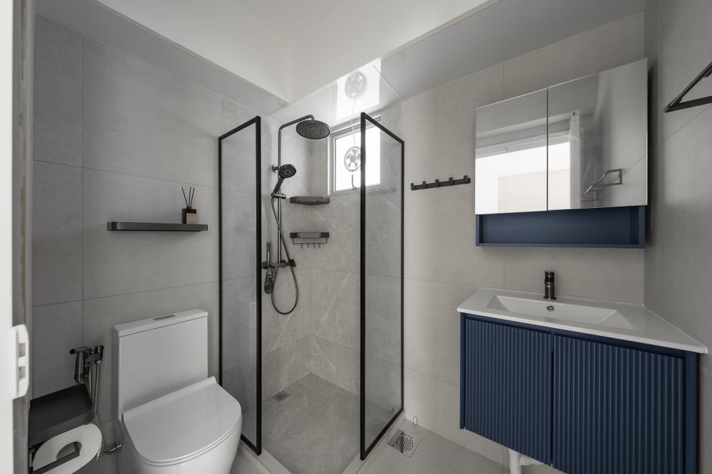 Modern Bathroom with Homogeneous Tiles and Rainshower