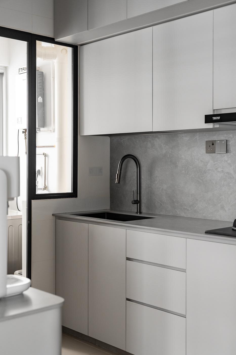 Modern Kitchen with Countertop and Homogeneous Tiles