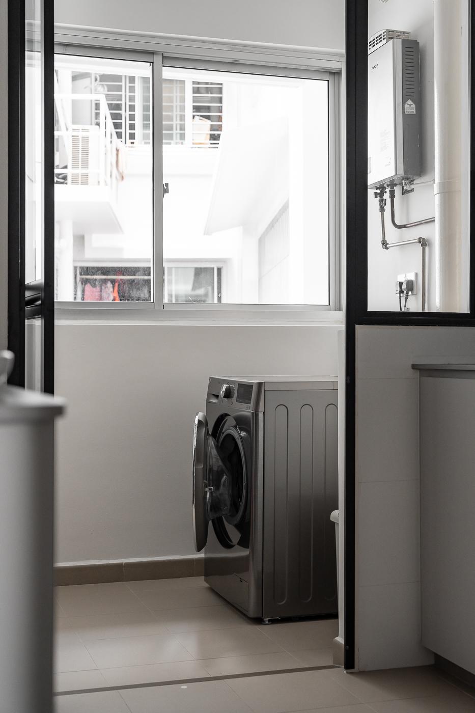 Modern Kitchen with Homogeneous Tiles and Kitchen Window