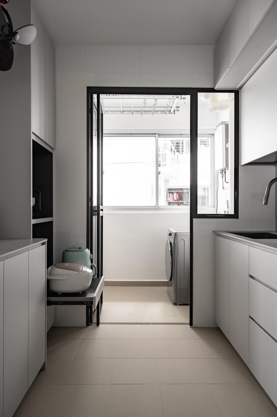Modern Kitchen with Countertop and Homogeneous Tiles