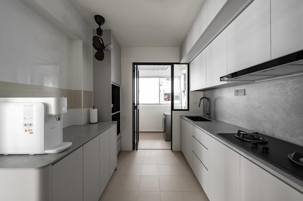Modern Kitchen with Countertop and Homogeneous Tiles