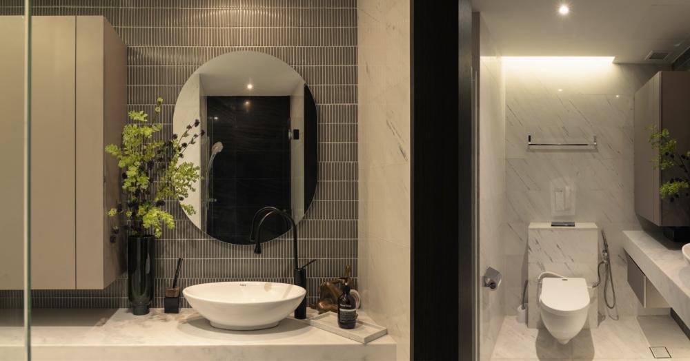 Modern Bathroom with Mirror and Bathroom Storage