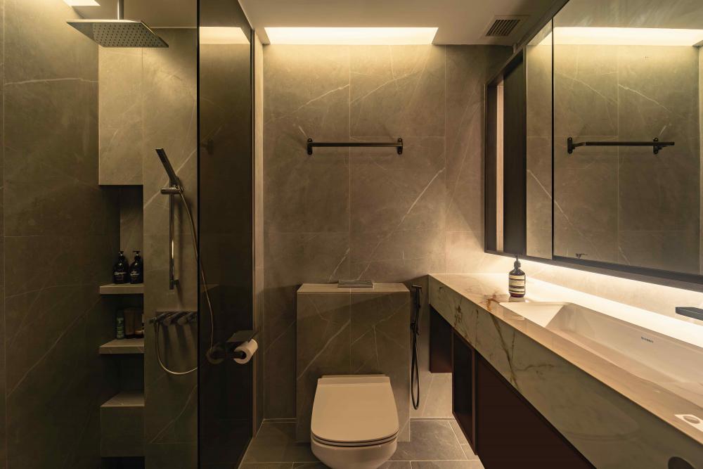 Modern Bathroom with Mirror and Rainshower