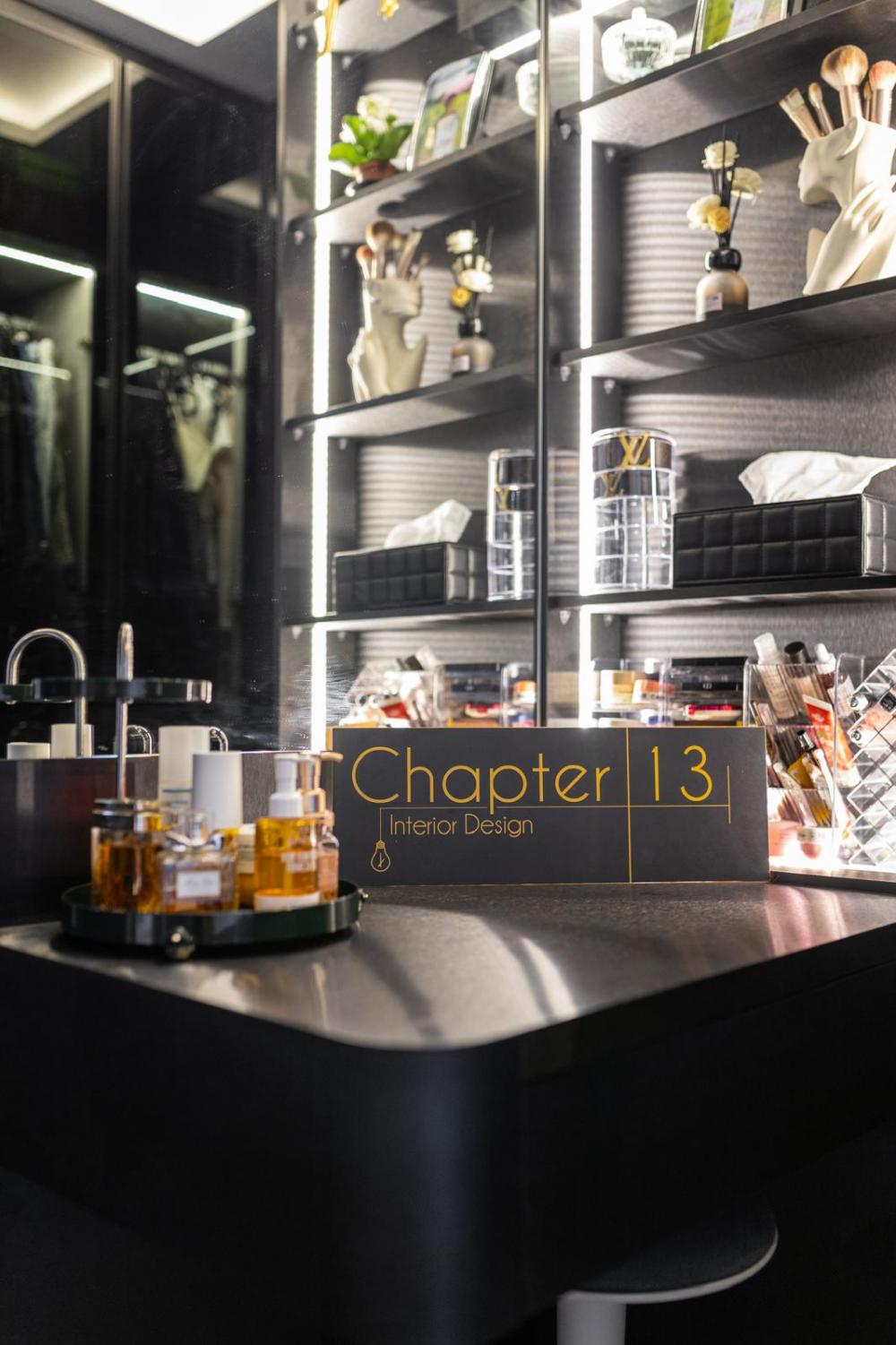 Modern Walk-in Wardrobe with Wardrobe and Vanity Counter