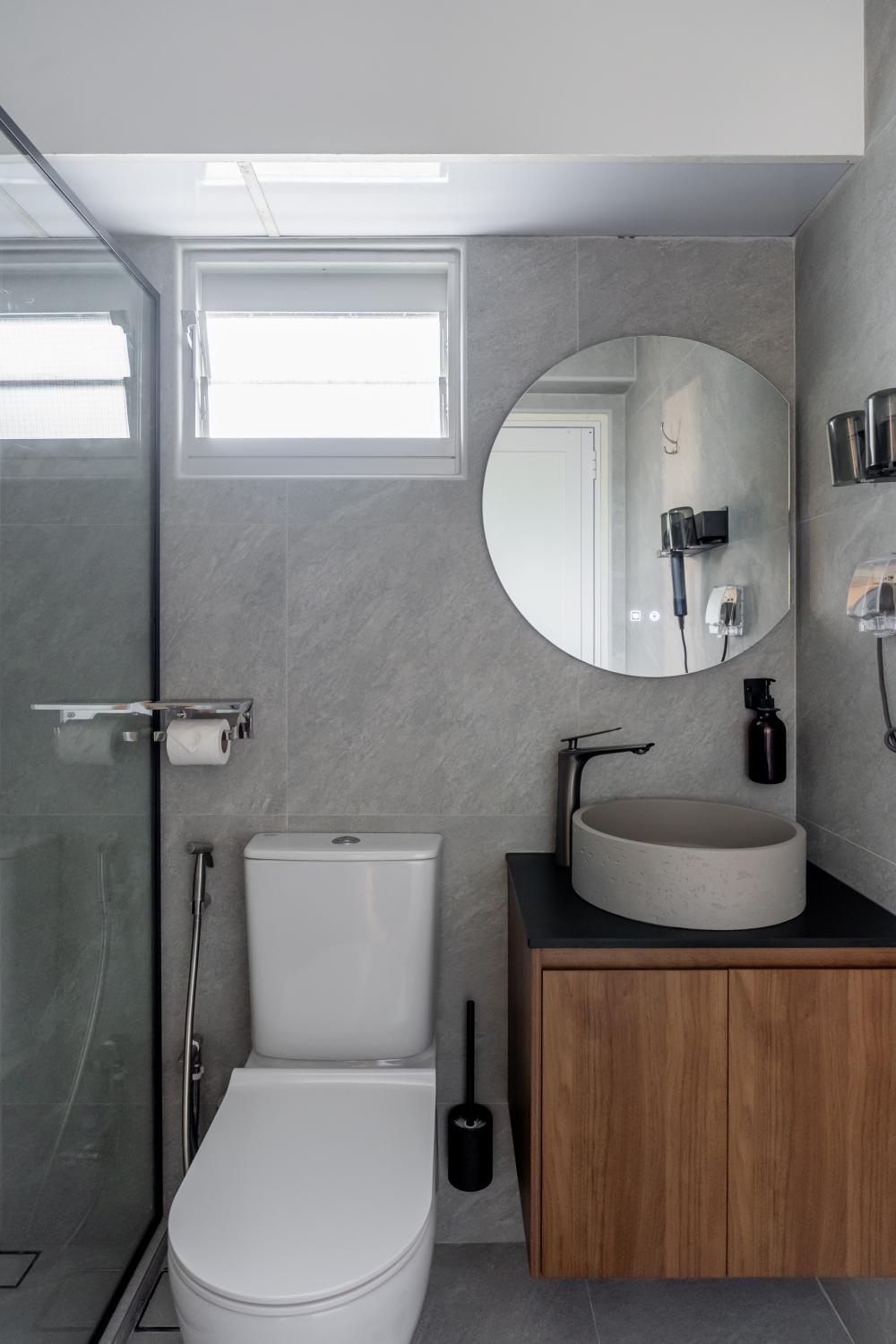 Scandinavian Bathroom with Countertop and Homogeneous Tiles