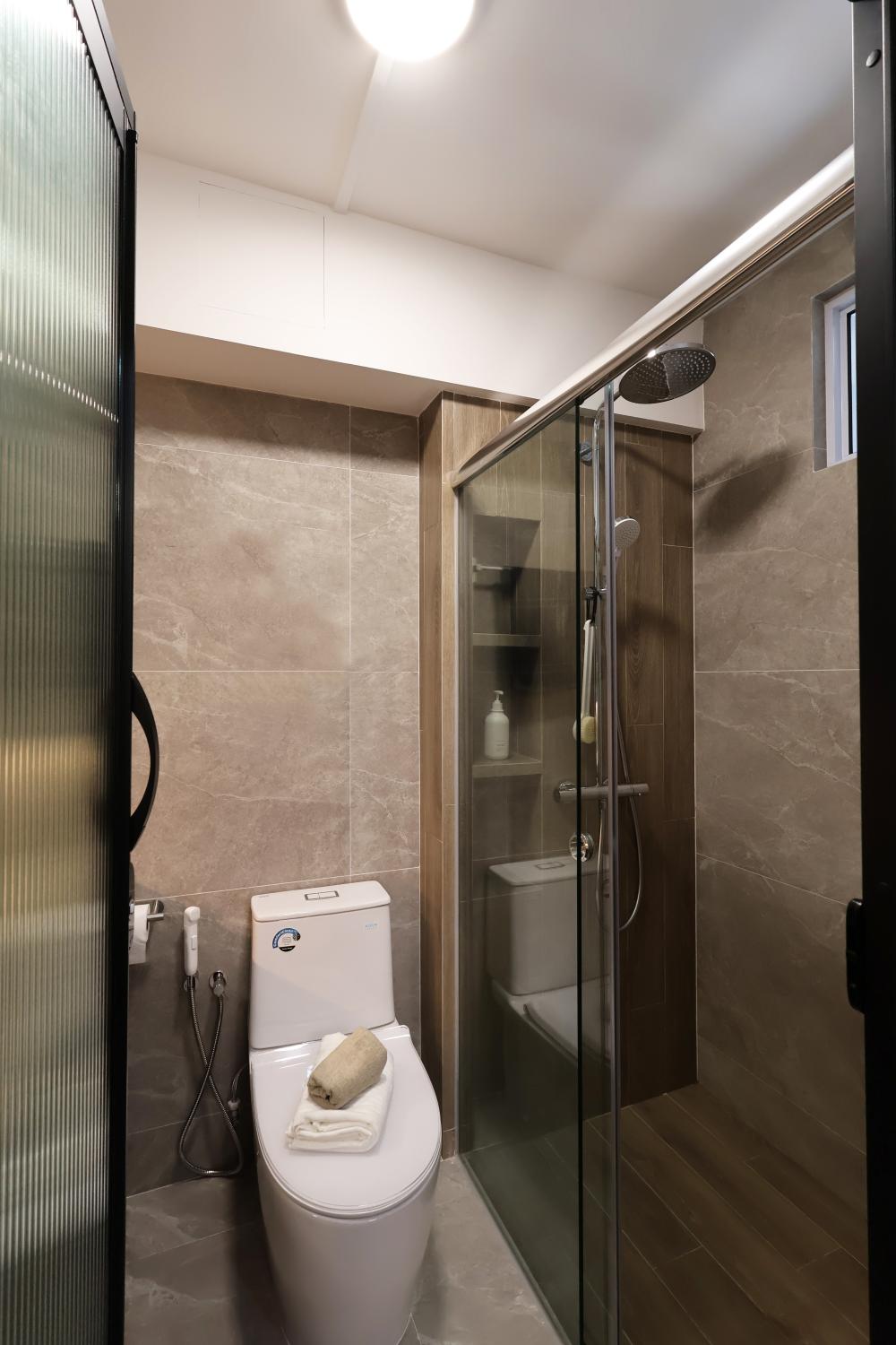 Contemporary Bathroom with Mirror and Bathroom Storage