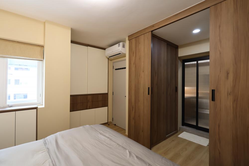 Contemporary Bedroom with Vinyl Flooring and Wardrobe