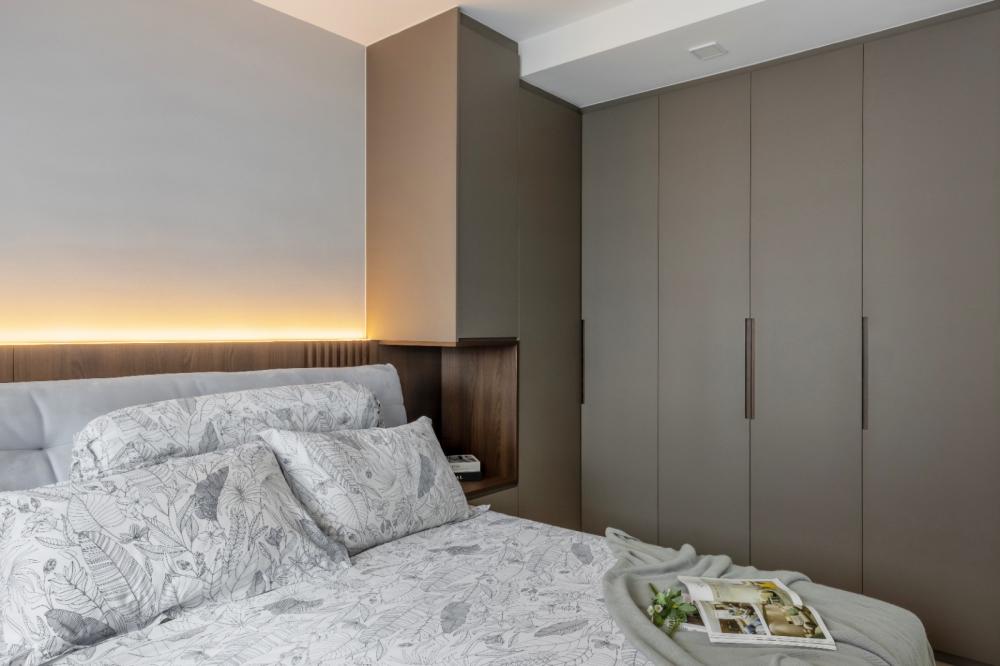Contemporary Bedroom with Wardrobe and Closet