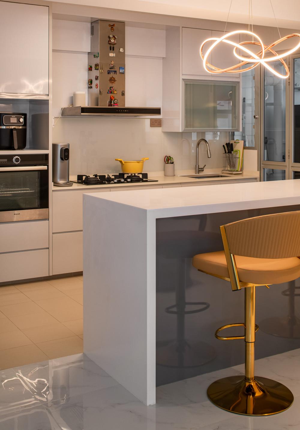 Contemporary Kitchen with Countertop and Kitchen Backsplash