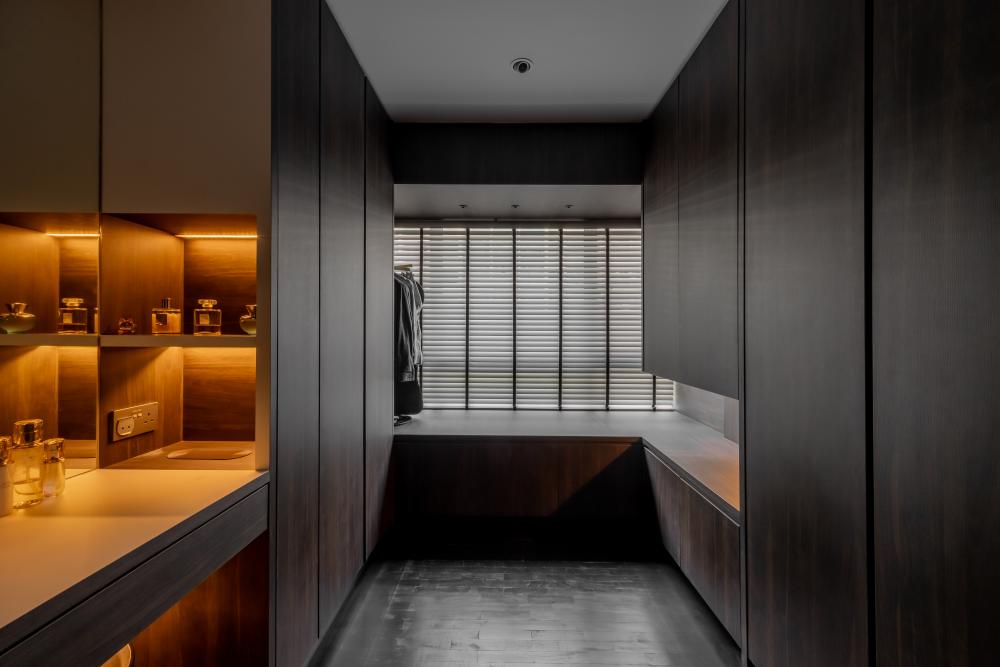 Contemporary Walk-in Wardrobe with Mirror and Wardrobe