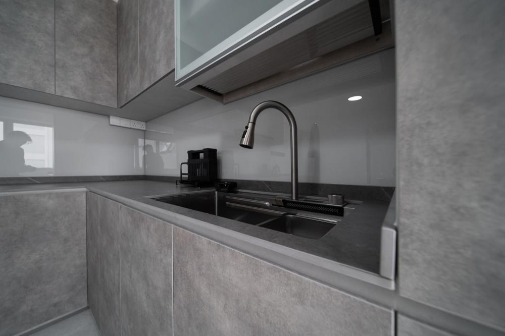 Modern Kitchen with Countertop and Homogeneous Tiles