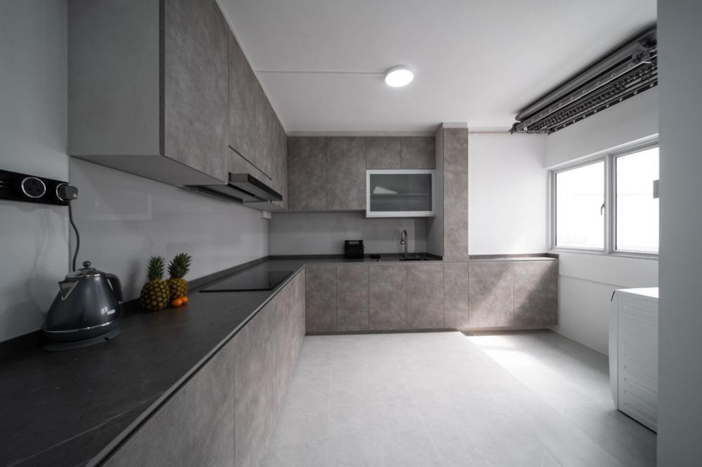 Modern Kitchen with Countertop and Homogeneous Tiles