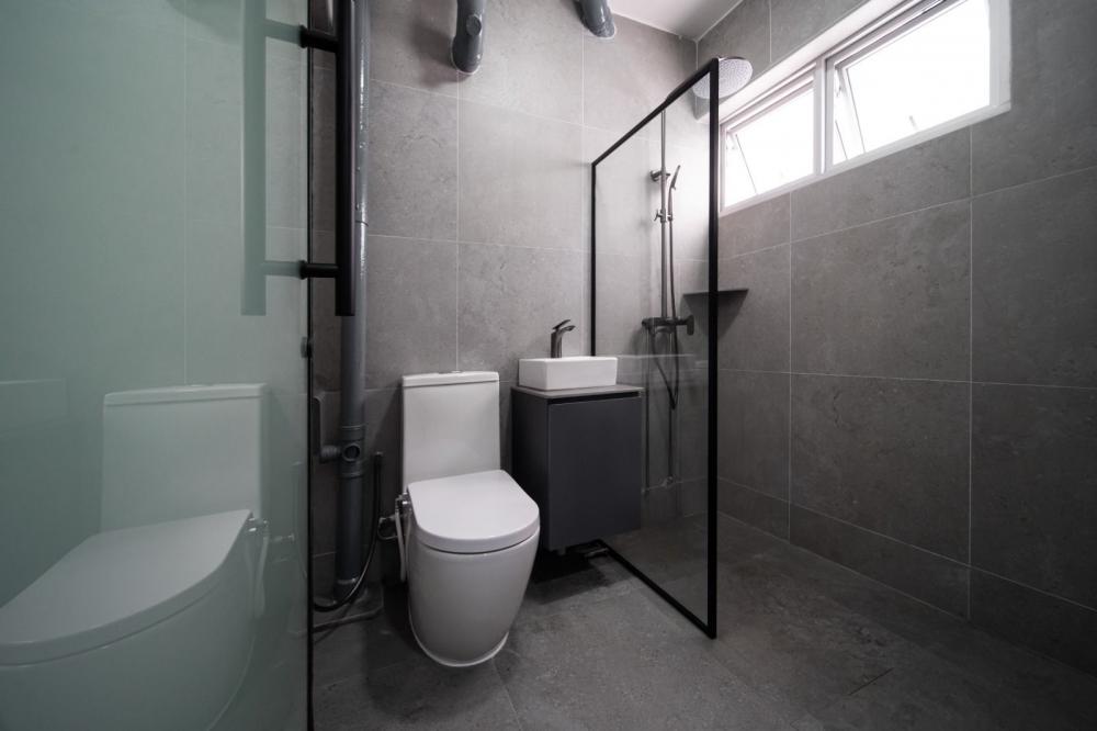 Modern Bathroom with Countertop and Homogeneous Tiles