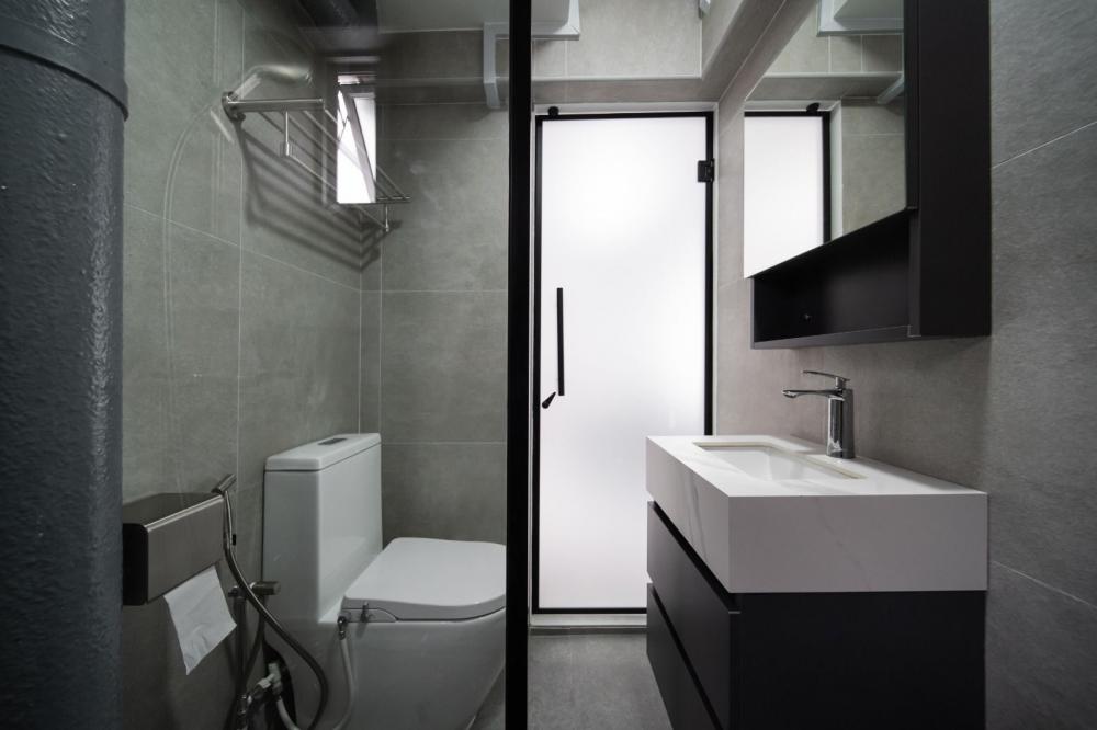 Modern Bathroom with Countertop and Homogeneous Tiles