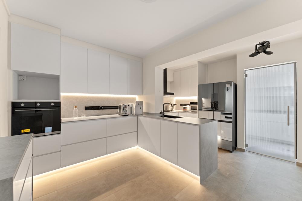 Minimalist Kitchen with Countertop and Homogeneous Tiles
