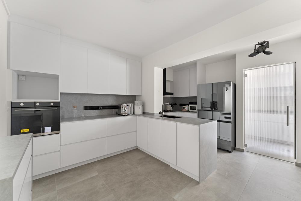 Minimalist Kitchen with Countertop and Homogeneous Tiles
