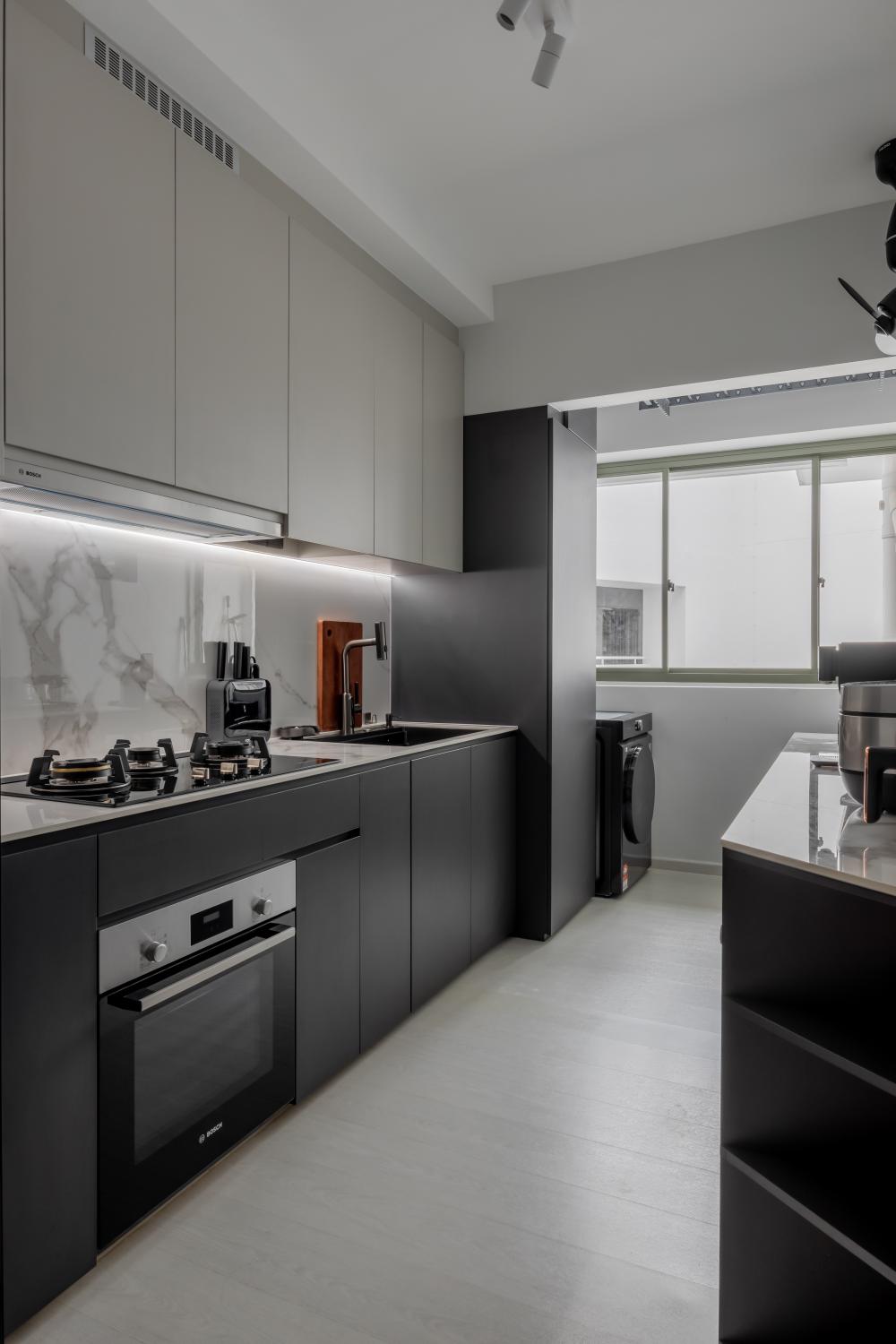 Contemporary Kitchen with Vinyl Flooring and Parquet Floor