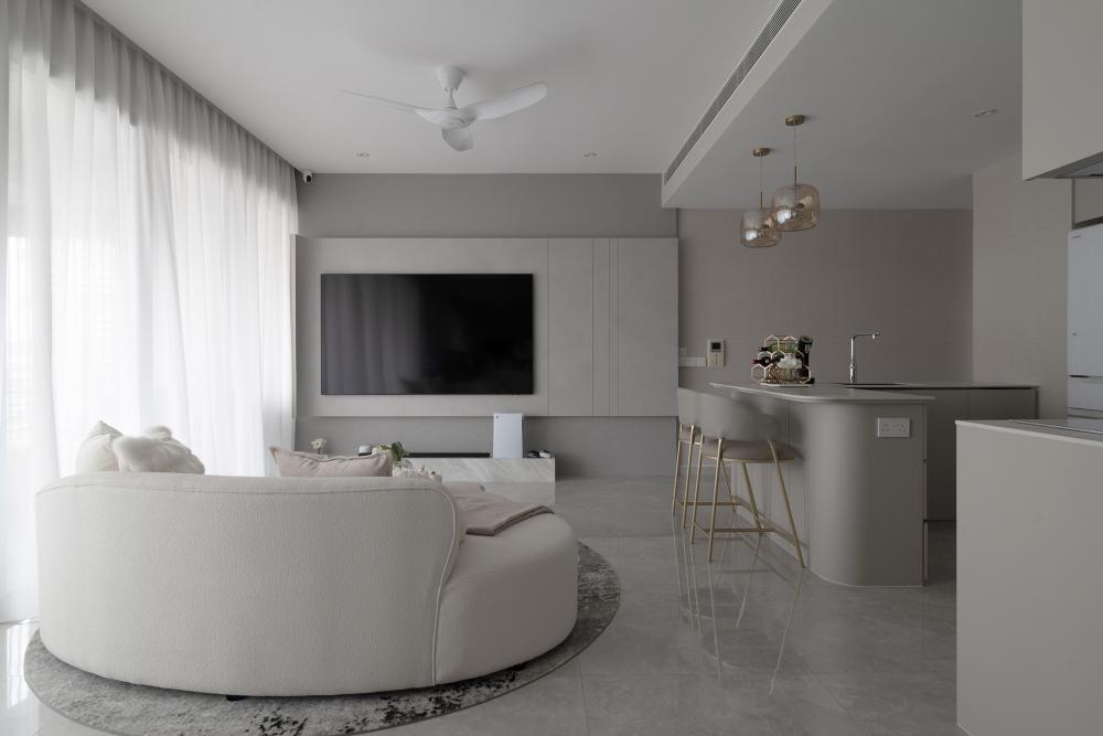 Contemporary Courtyard with Vinyl Flooring and Homogeneous Tiles
