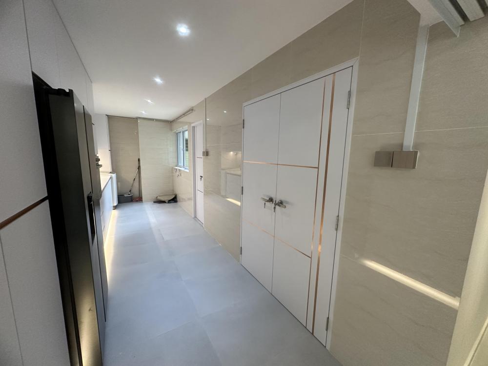 Modern Kitchen with Homogeneous Tiles and Kitchen Cabinets
