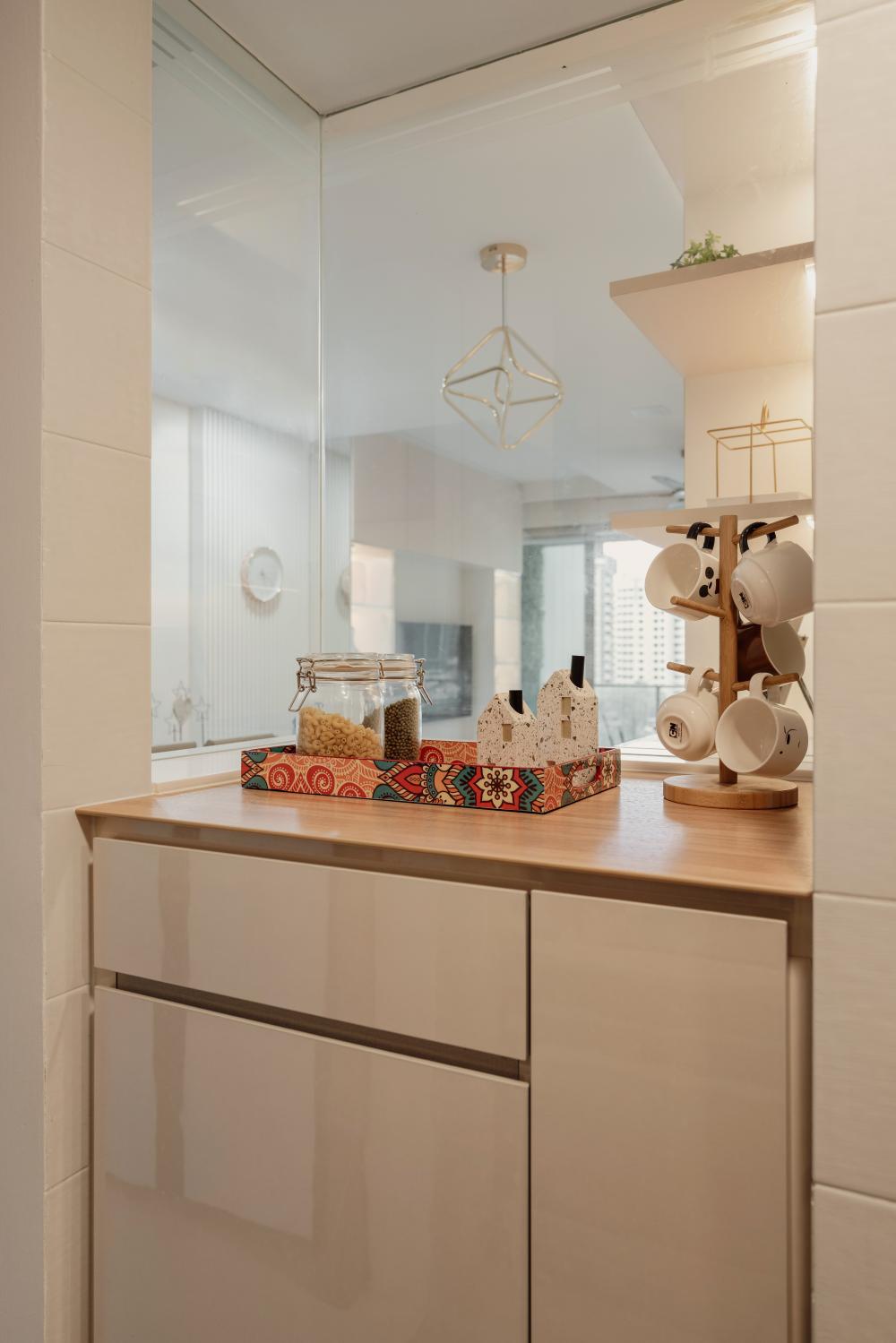 Contemporary Kitchen with Kitchen Window and Breakfast Counter