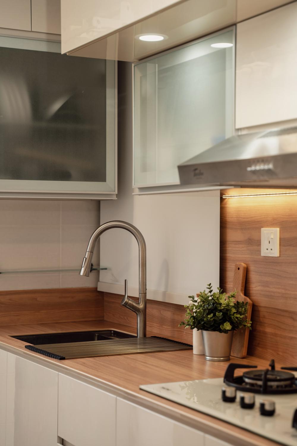 Contemporary Kitchen with Breakfast Counter and Kitchen Backsplash