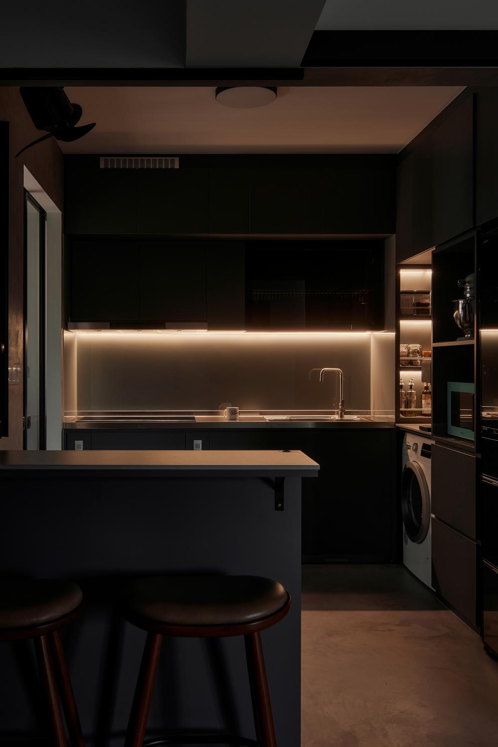 Industrial Kitchen with Open Kitchen and Breakfast Counter