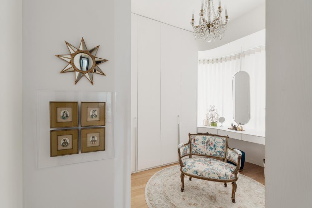 Contemporary Walk-in Wardrobe with Mirror and Wardrobe