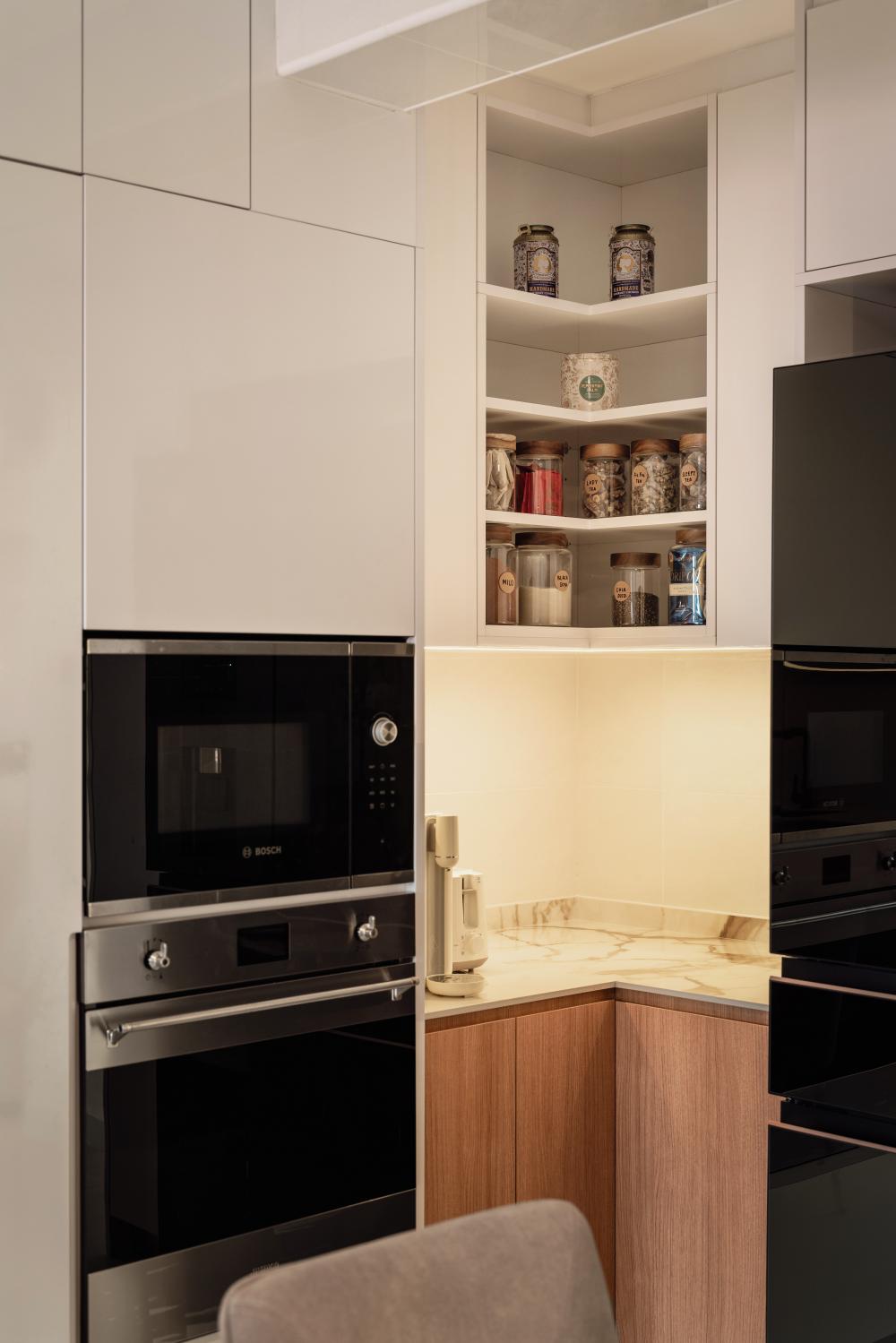Scandinavian Kitchen with Breakfast Counter and Kitchen Backsplash