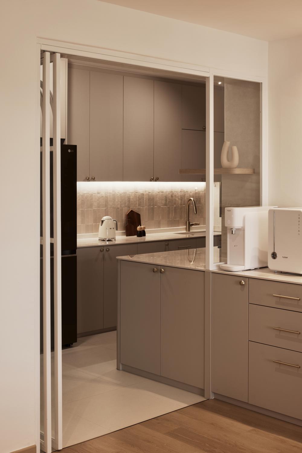 Modern Kitchen with Countertop and Wood Flooring