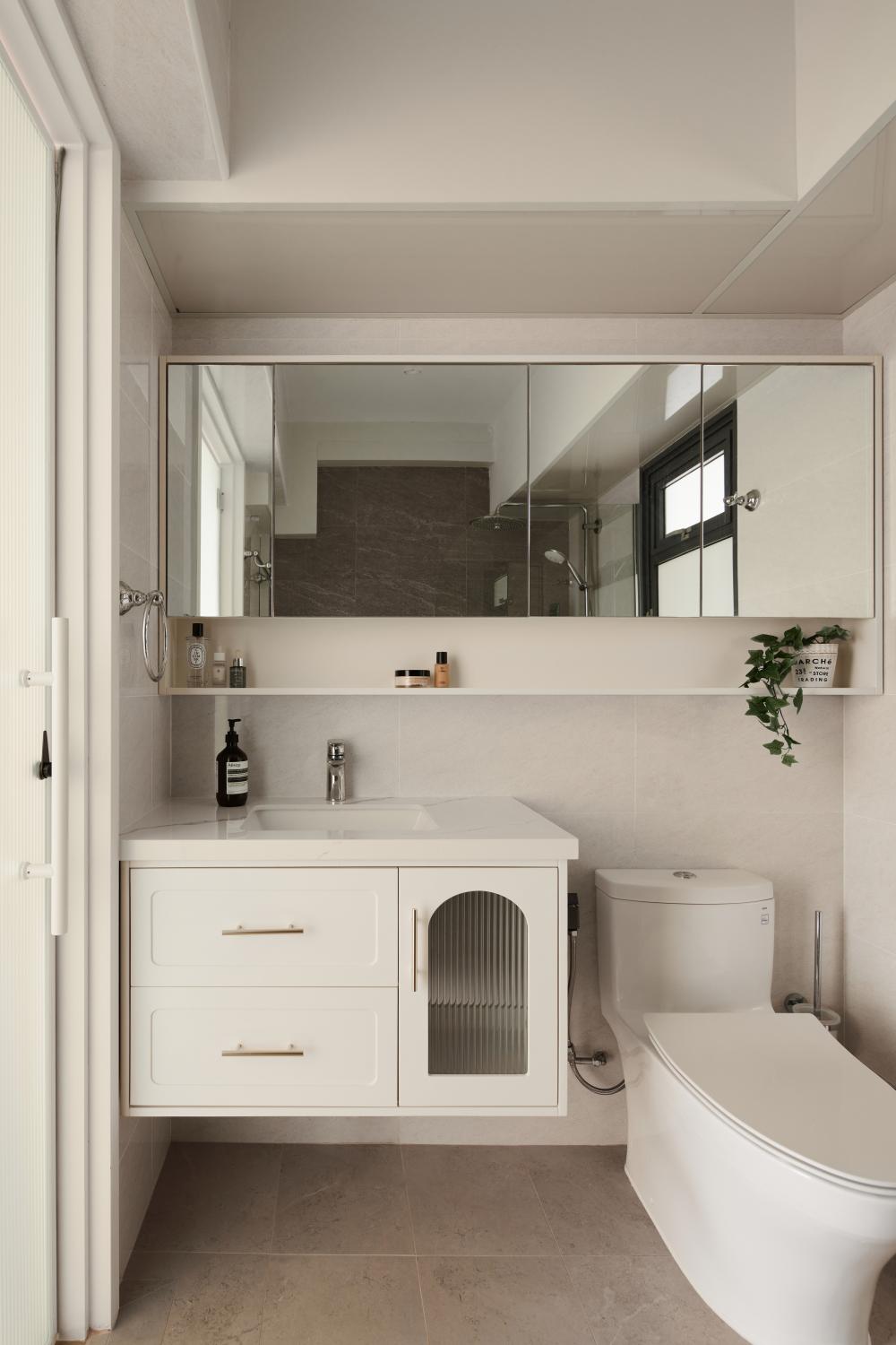 Modern Bathroom with Countertop and Mirror