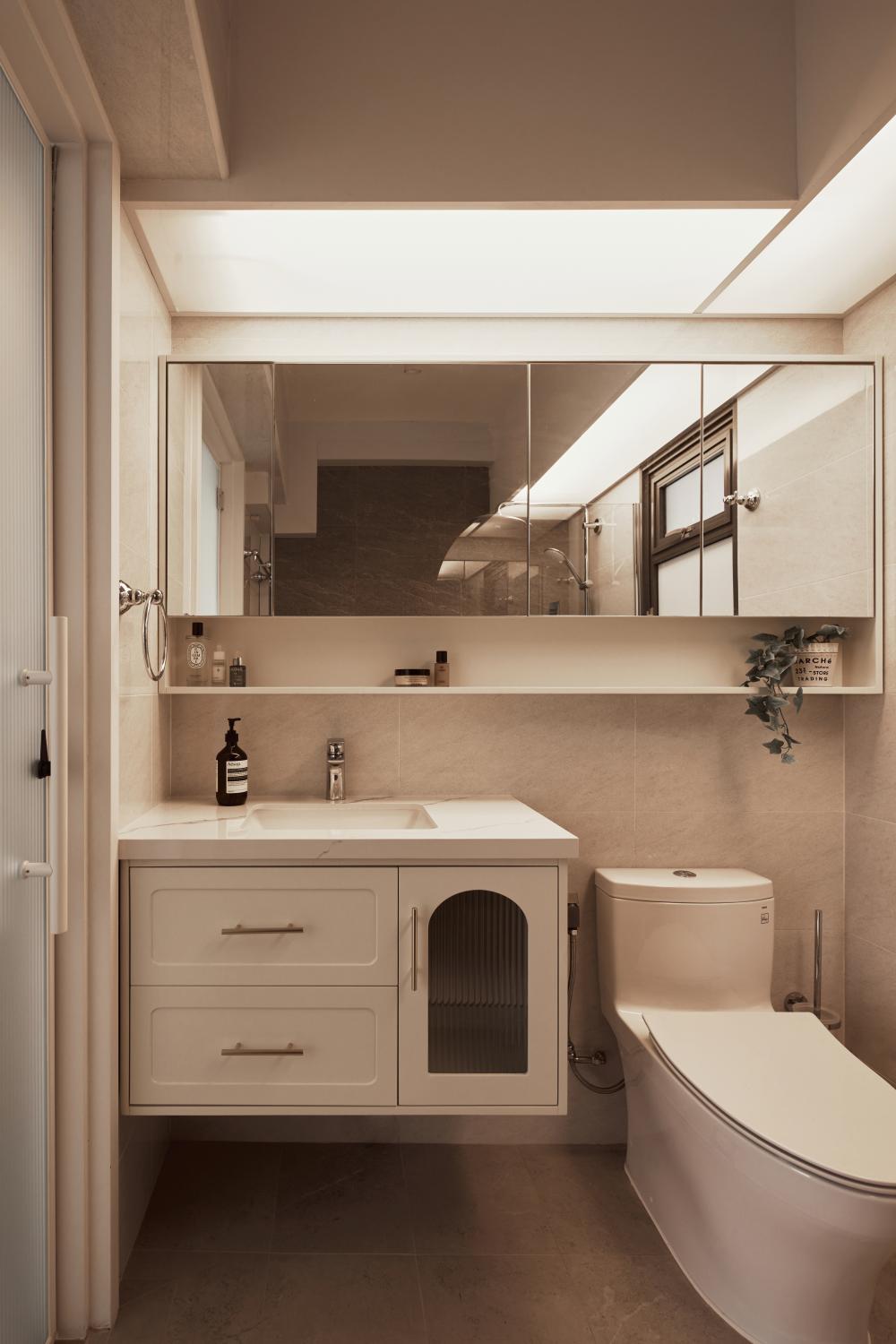 Modern Bathroom with Countertop and Mirror