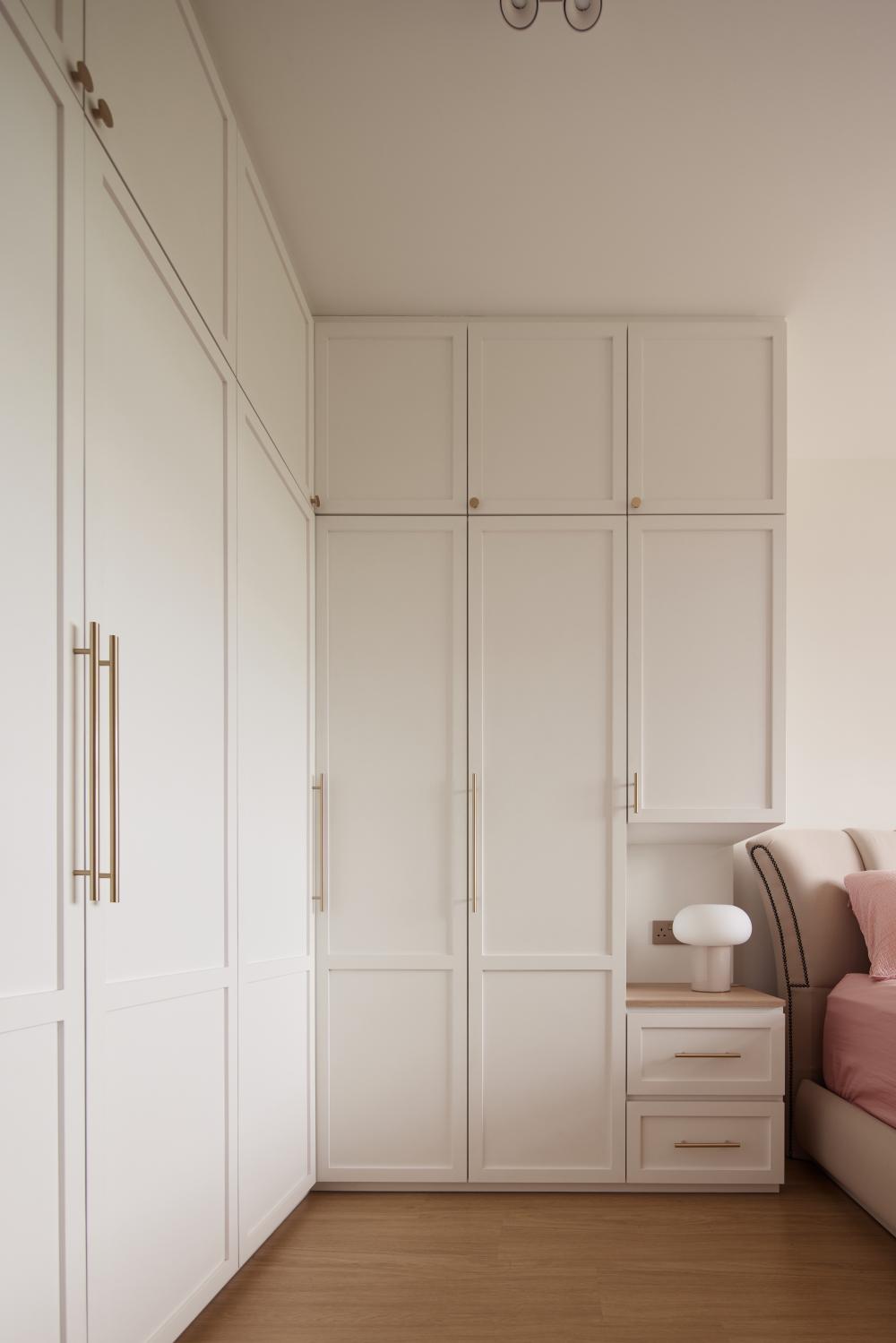 Modern Bedroom with Bookshelf and Wood Flooring