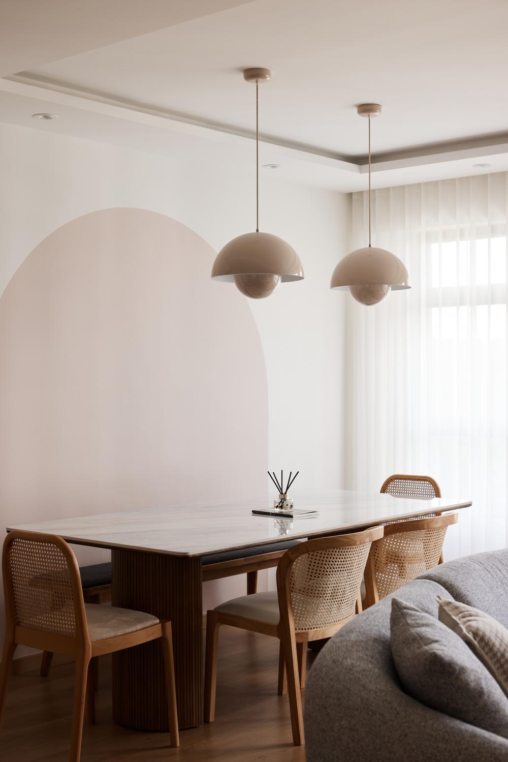 Modern Dining Room with Dining Table and Dining Chairs