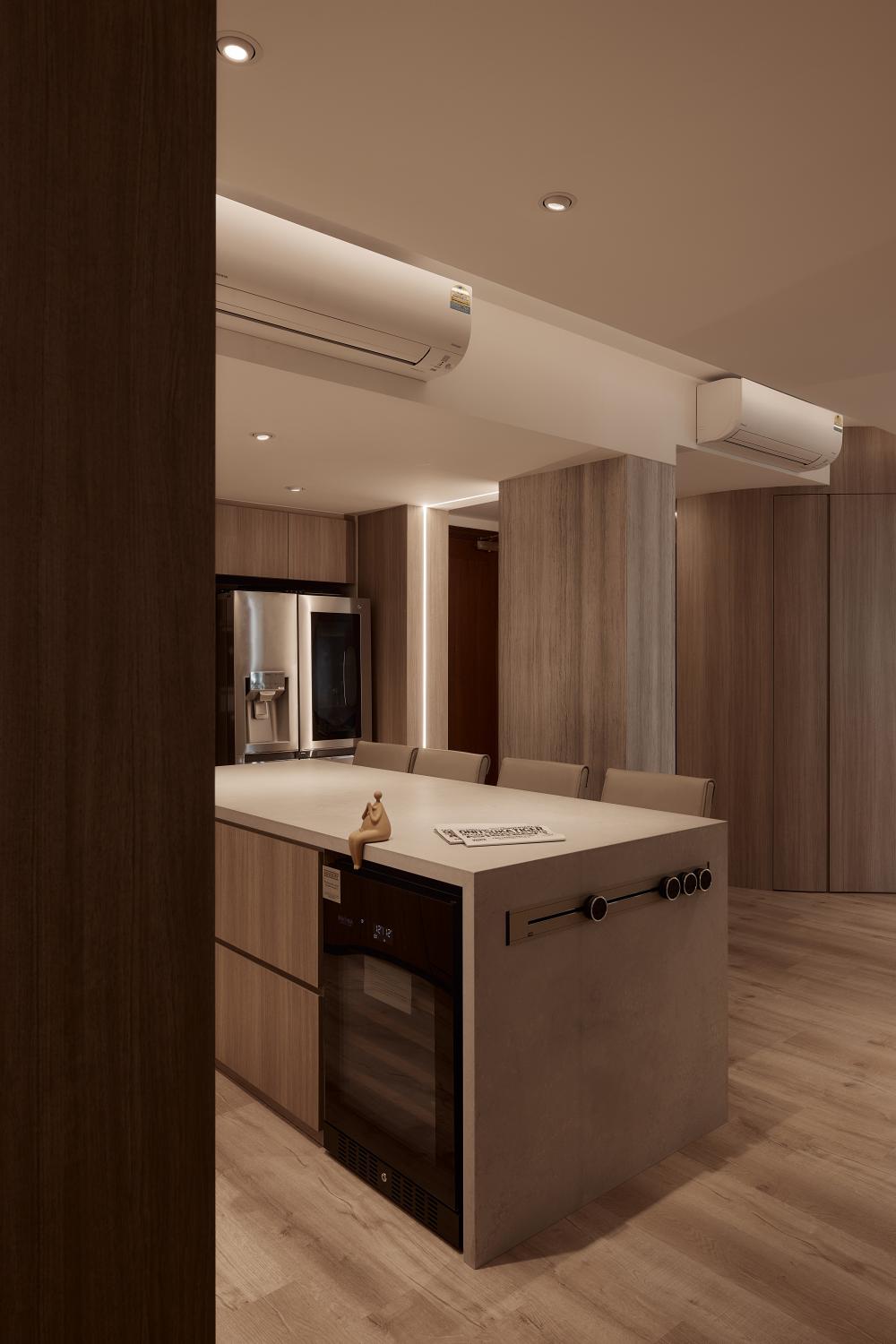 Modern Kitchen with Kitchen Island and Open Kitchen