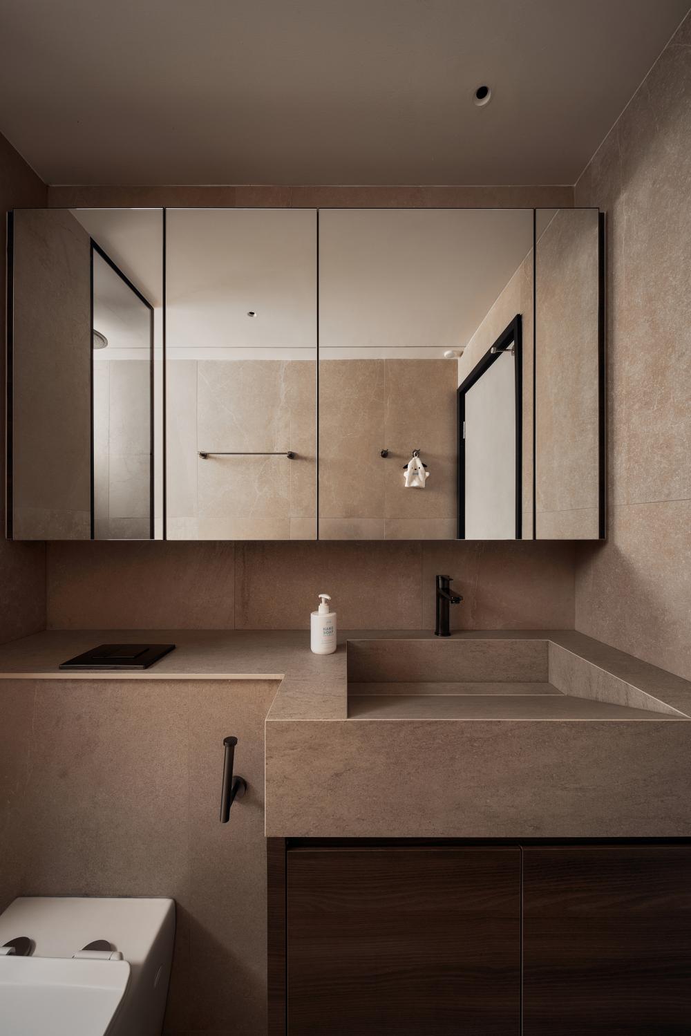 Modern Bathroom with Mirror and Bathroom Storage