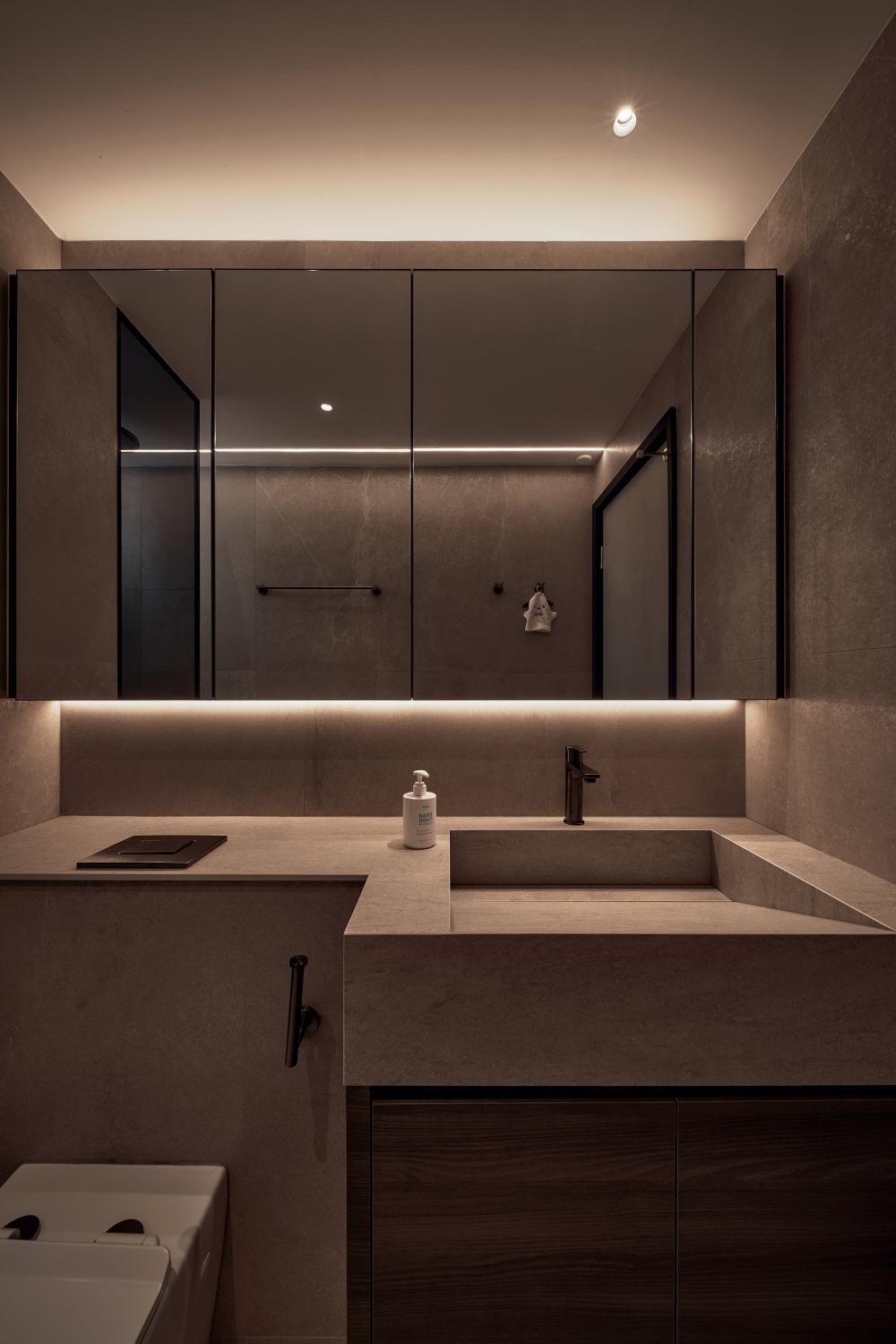 Modern Bathroom with Countertop and Mirror