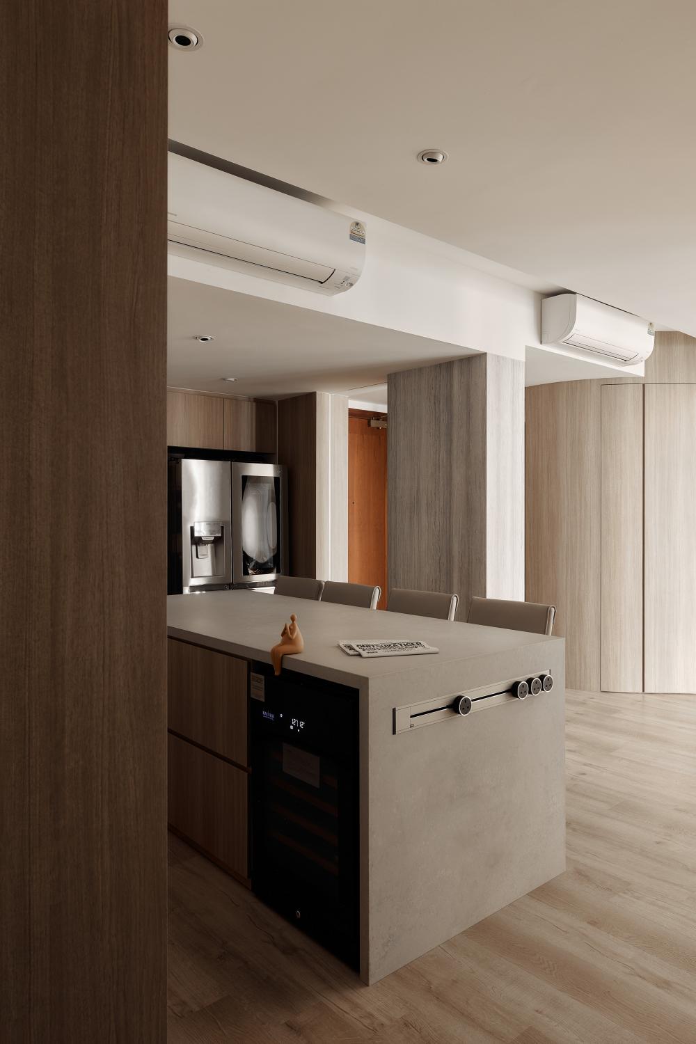 Modern Kitchen with Wood Flooring and Kitchen Island