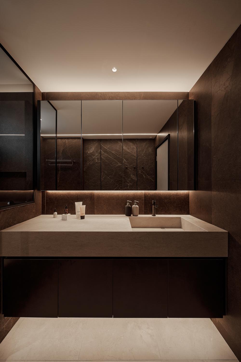 Modern Bathroom with Mirror and Bathtub